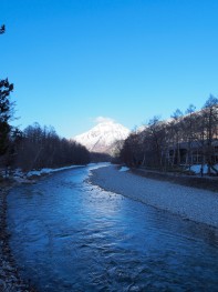 河童橋から眺める朝の焼岳