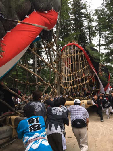 大きな山車を勢いよくぶつけ合います