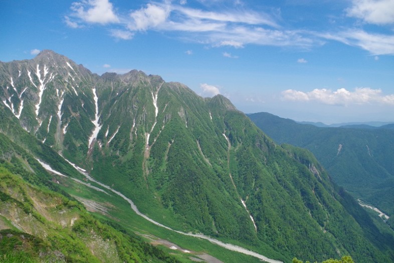 先日歩いた岳沢、前穂高をしばらく眺めて帰路につきました。