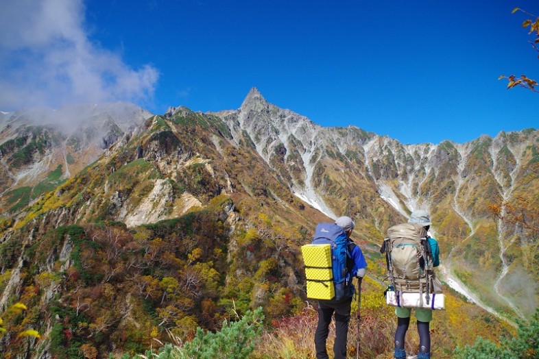 立ち止まって写真を撮ったり、後ろを振り返って眺めたり