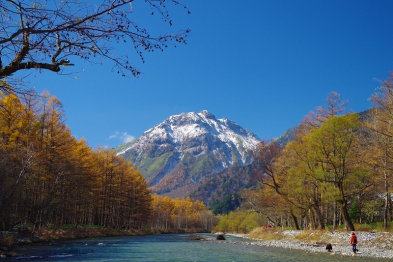 河童橋に戻ってきて、こちらは雪化粧の焼岳です。