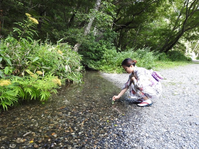 お焚き上げした灰を川に流す（のが出来ないので回収）