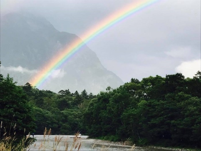 あまりにくっきりした虹なので、大勢の方々が写真を撮っていました。