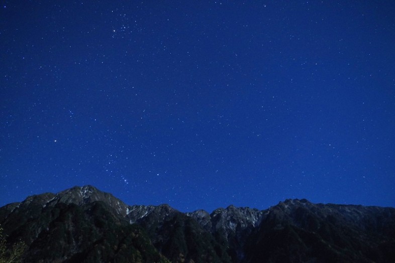 10月31日23時頃、六百山と霞沢の上にオリオン座が顔を出していました。