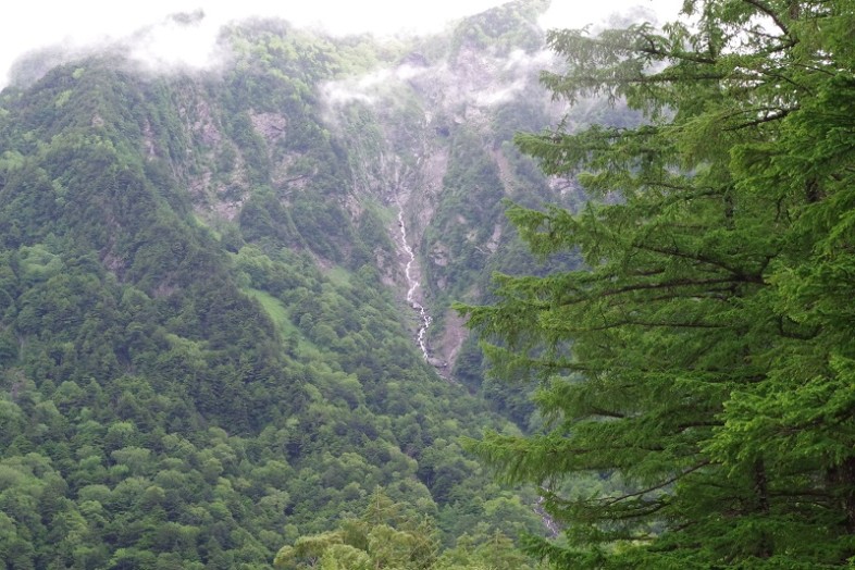 明神岳の山肌に、長～い滝ができていました。