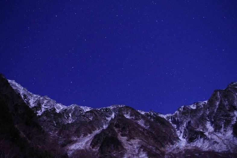 朝5時30頃、奥穂の稜線上には北斗七星が昇ってきていました。