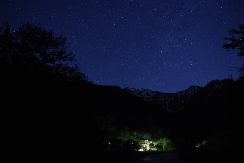 穂高橋・田代橋から撮った写真です。星空が恋しいです。