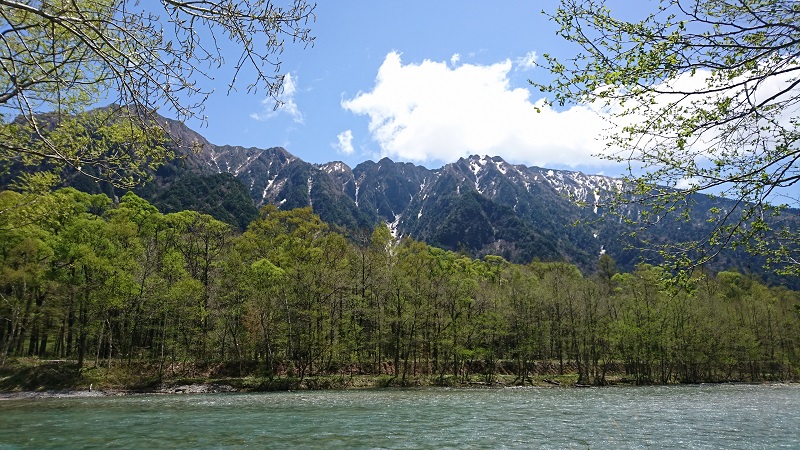 数年、上高地にいる私たちもふと足を止めて写真を撮っています。