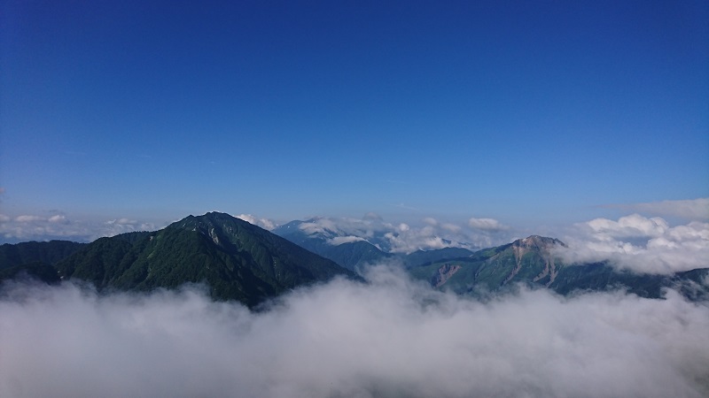 雲海の上に、六百山～霞沢岳と焼岳が顔を出していました。