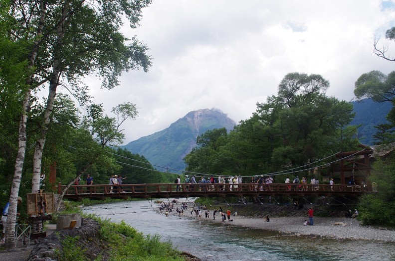 午後に下山したら河童橋もにぎわっていました