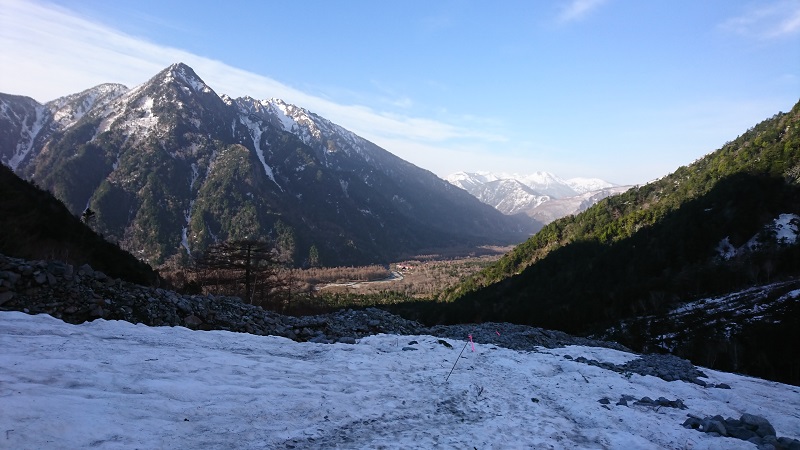 岳沢トレイル⑥展望台より朝日を浴びる上高地