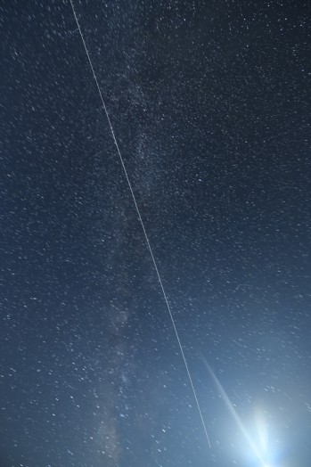 三日月と土星の間から天の川の中を通過して行きました！！