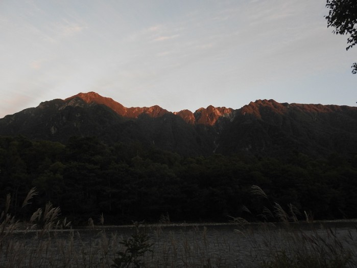 ホテル前にそびえたつ霞沢岳が 夕陽を浴びて赤く染まりました。