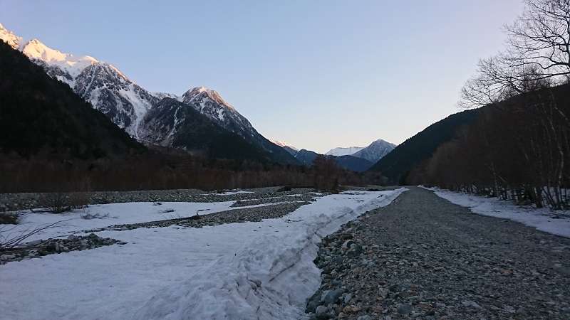 夏に比べると水量が少なく、静かな梓川