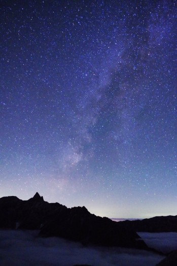 槍ヶ岳にかかる天の川の星空写真です！