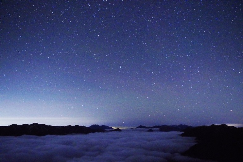 さきほどの立山方面、北の空です。雲海の上に北斗七星が見えました☆