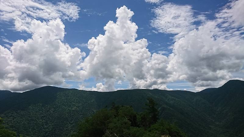 久しぶりに目の高さで稜線を見て気分はウキウキ。入道雲がモクモク、いよいよ夏ですね。