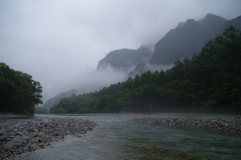 雨の日のお散歩も幻想的で良いですね♪