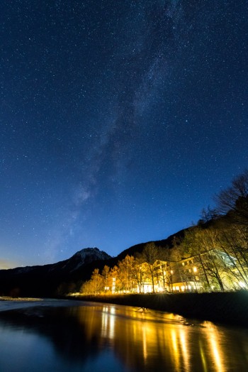 焼岳に流れ落ちる天の川とルミエスタホテル