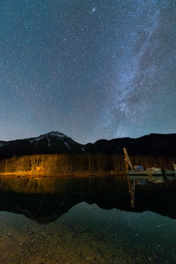 湖面に夜の焼岳と星まで写っていますね。