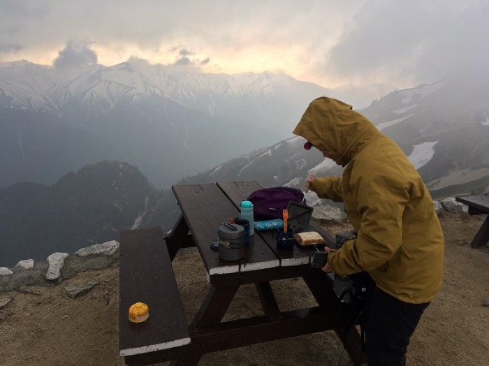 小雨が降り始める中、夕食をとりました。