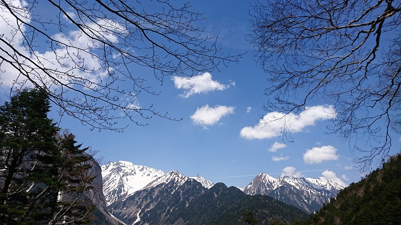 「なんちゃって槍見台」からの景色はこんな感じです。写真中央に、槍が見える～！！