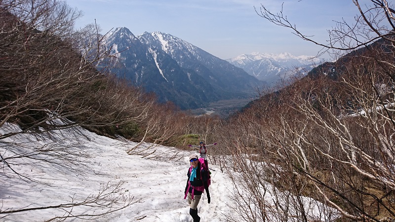 まだ雪が残る春先の登山道を歩き、