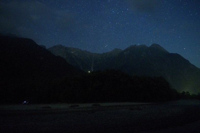 穂高の中心に山小屋の灯が見えます。