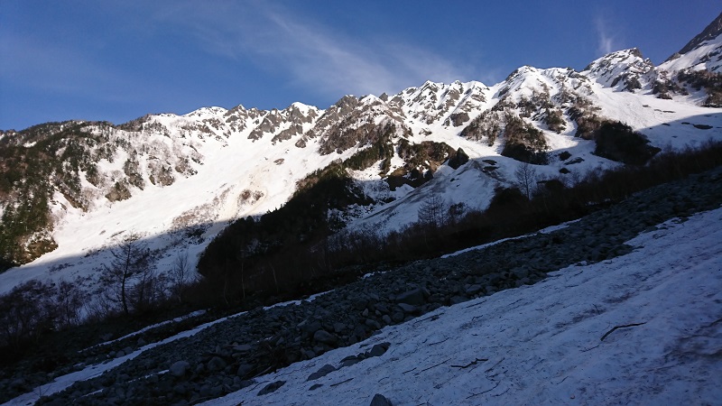 ⑥からは雪道でした。岳沢からの西穂・間ノ岳。