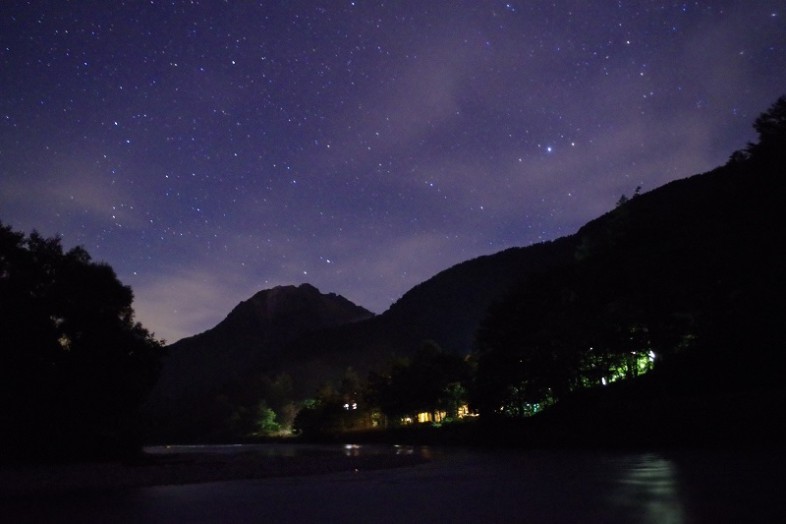 焼岳とルミエスタホテルの夜空