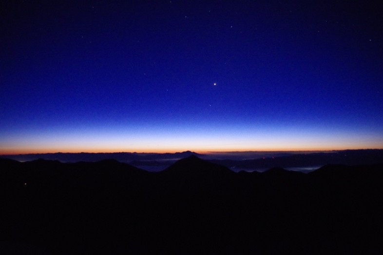 常念岳の上に金星：明けの明星です。