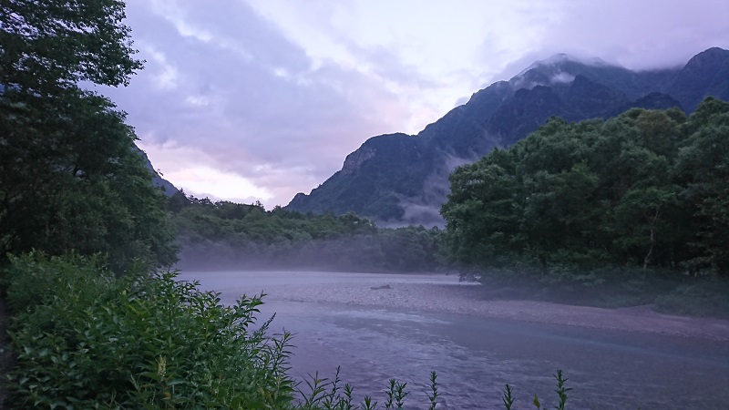 夕食のお時間は川霧がたち、幻想的な風景がひろがっていました。