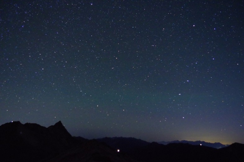 山小屋の灯りがいい具合で、八つの星の並びの北斗８星に見えませんか？（＾＾)