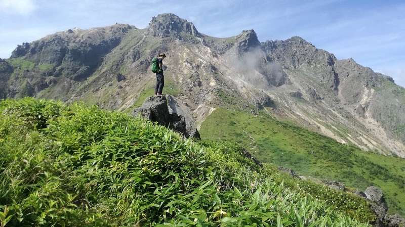 なんとも壮大な景色、山男は崖が似合う。