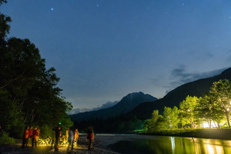 普通の夜ならこんなところに一人では来ません。でもそこは非日常空間。特別席へ誘います。