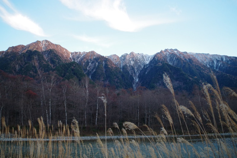 夕方ピンクに染まり始めた六百山と霞沢岳