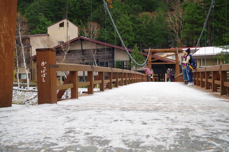 河童橋も凍結しており、みなさん慎重に歩いていらっしゃいました。