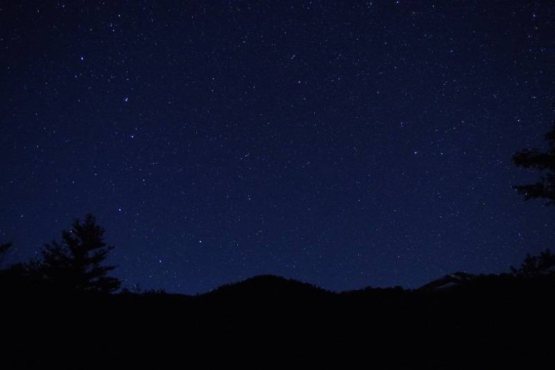 西穂高の稜線上に北斗七星が見えます。