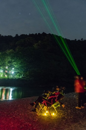 夜のホテルを眺めながら、梓川の流れをすぐそばに感じ、ゆったりと星を眺める至福の時。