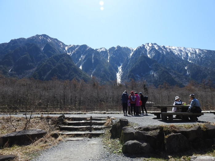 目の前に六百山(左あたり)霞沢岳(右あたり)の雄大な景色が広がっています。