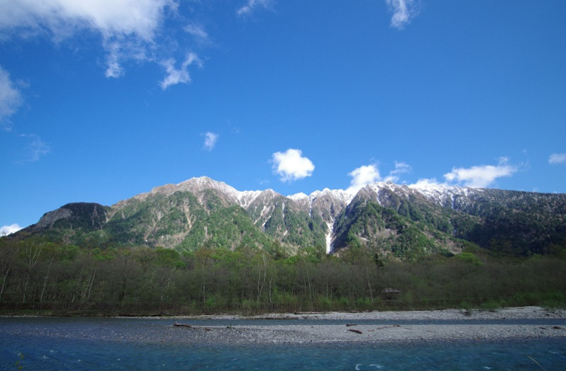 左側が六百山、右側が霞沢岳です。