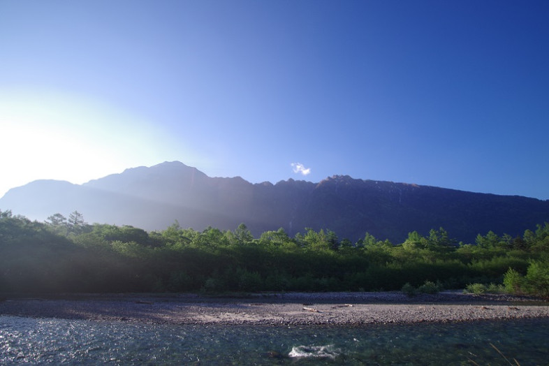 六百山(左側)と霞沢岳(右側)