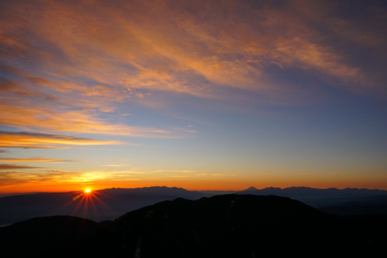 朝日を見ていたら富士山がくっきり見えていて幸せな気持ちになりました