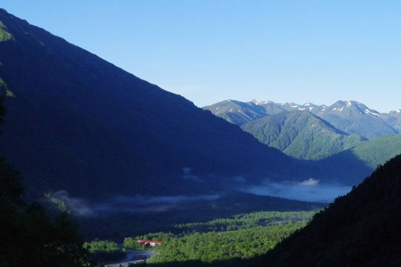 岳沢登山道⑥番の見晴台より。右手の大正池ももやの中だったようですね。