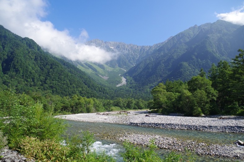 河童橋を渡り、ちょっと足をのばして白樺荘さんの前の川岸へ