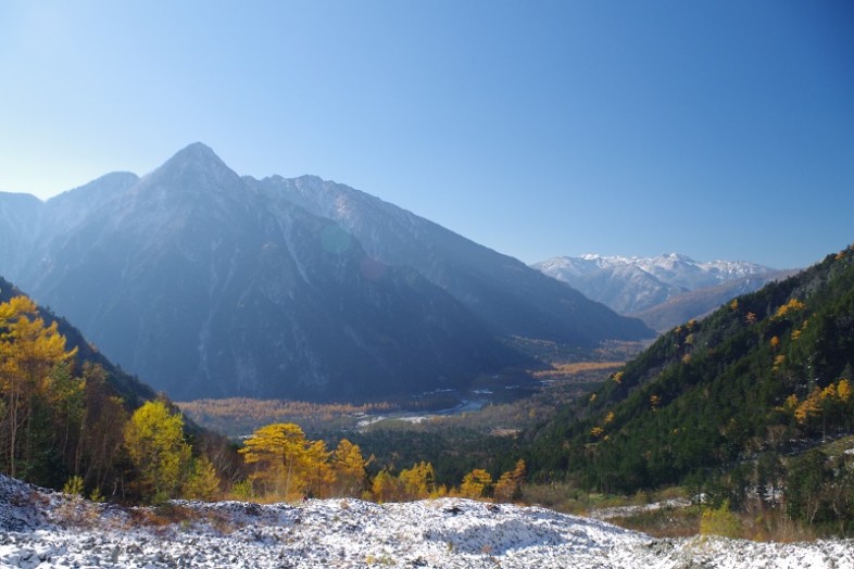 ニョキッとした六百山と眼下に黄葉の上高地、眺め、最高です～！