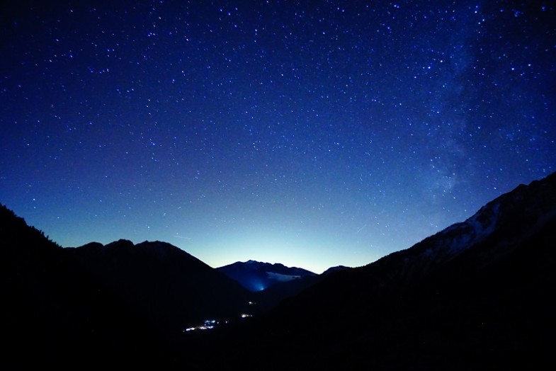 上高地の夜景と天の川