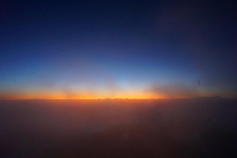 流れる雲から朝焼けで幻想的な色合いの空に