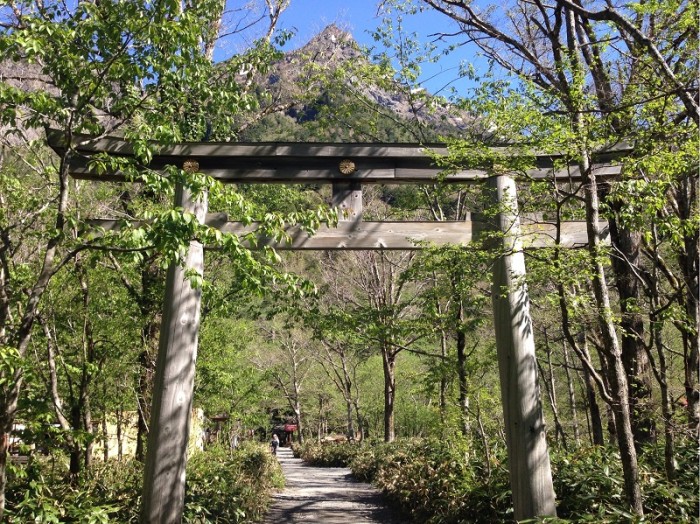 明神池への入り口。穂高神社の鳥居です。