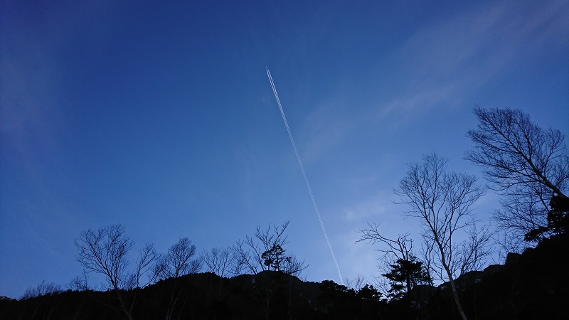 ふと見上げると、真っ青な空に飛行機雲